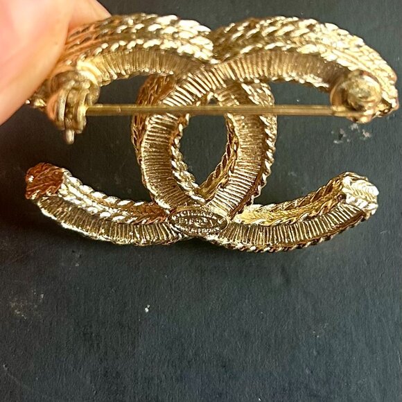 Chanel Pearl Matte Gold Tone CC Logo Brooch - Picture 11 of 11